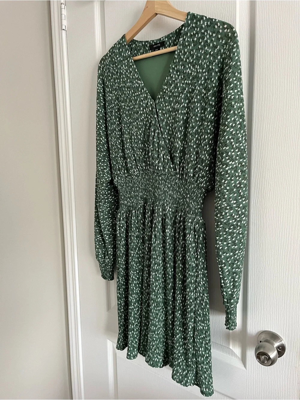 RW&CO. Green V-Neck Smocked-Waist Long Sleeve Dress XS - Picture 7 of 15